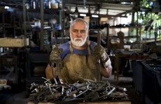 Livro-documentário mostra 40 anos da arte de Bittencourt