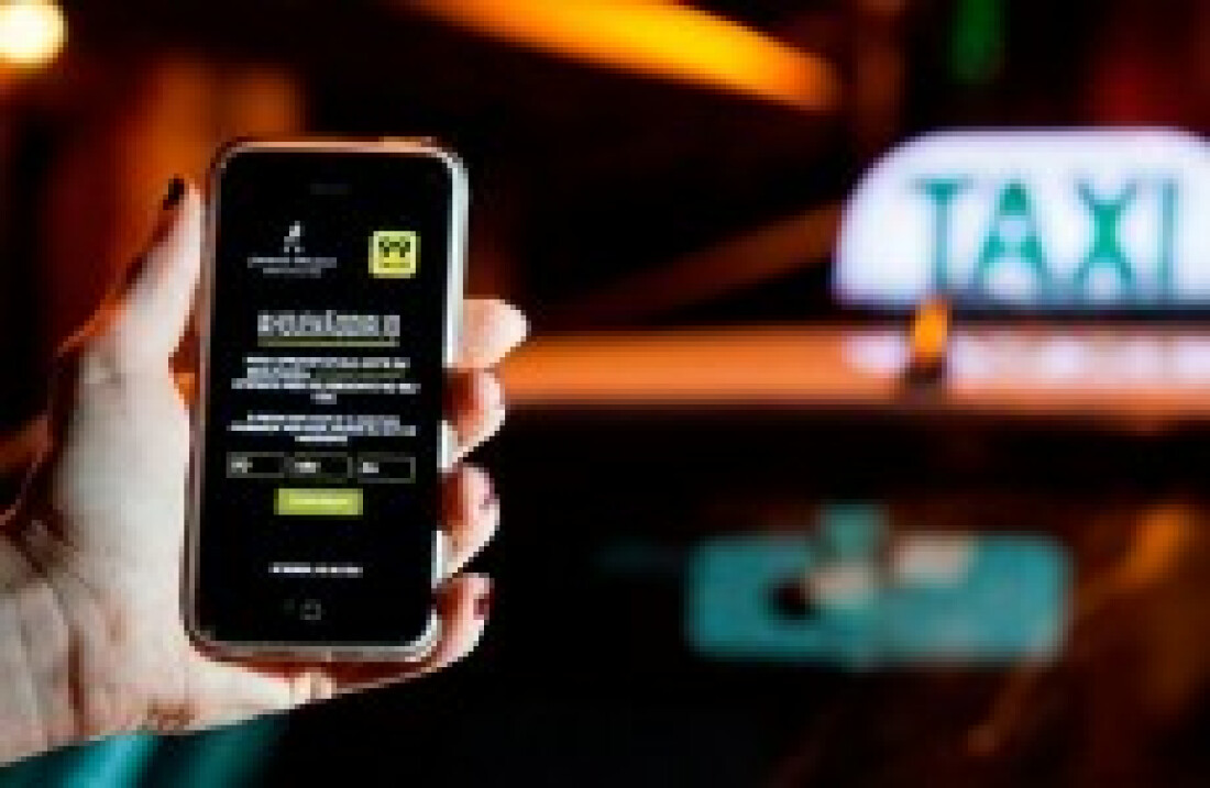 Empresa 99 entrega documento para regularização na cidade