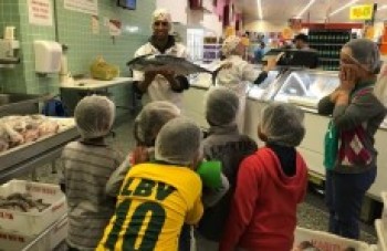 Cras de Itaquá leva crianças ao supermercado