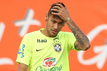 Neymar sente dor no joelho e abandona treino da seleção