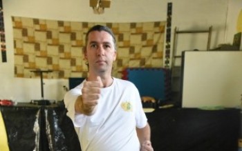 Mestre de kung fu ensina crianças em espaço no Jardim Santa Tereza