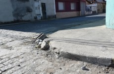 Caminhões danificam calçadas e geram reclamações em Mogi