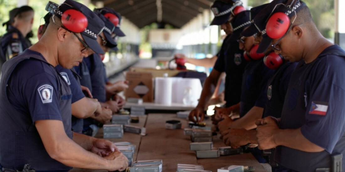Novos guardas passam por treinamento para usar armas