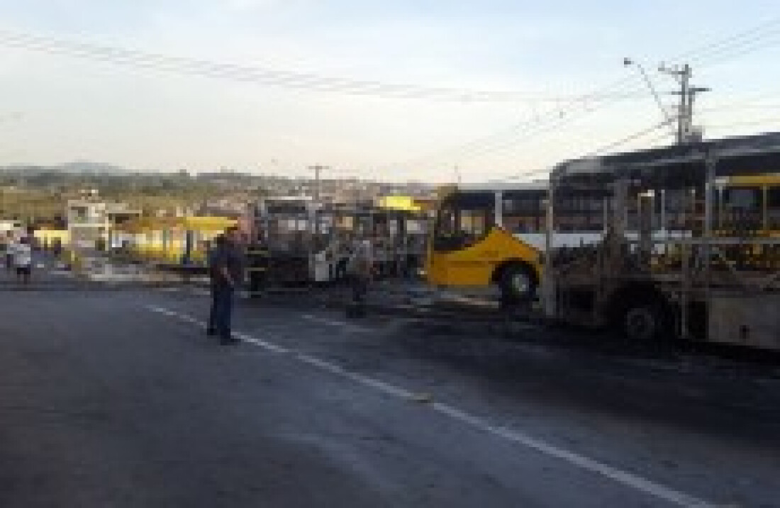Ônibus são queimados em Poá após morte de jovem