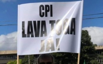 Manifestação reúne cerca de 300 pessoas em Mogi