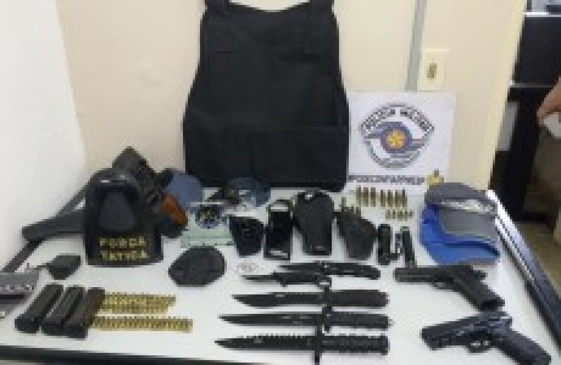 Homem é detido com itens da PM