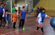 Alunos com síndrome de down têm aulas de futsal