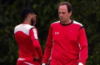 Rogério Ceni treina e deve jogar contra o Internacional