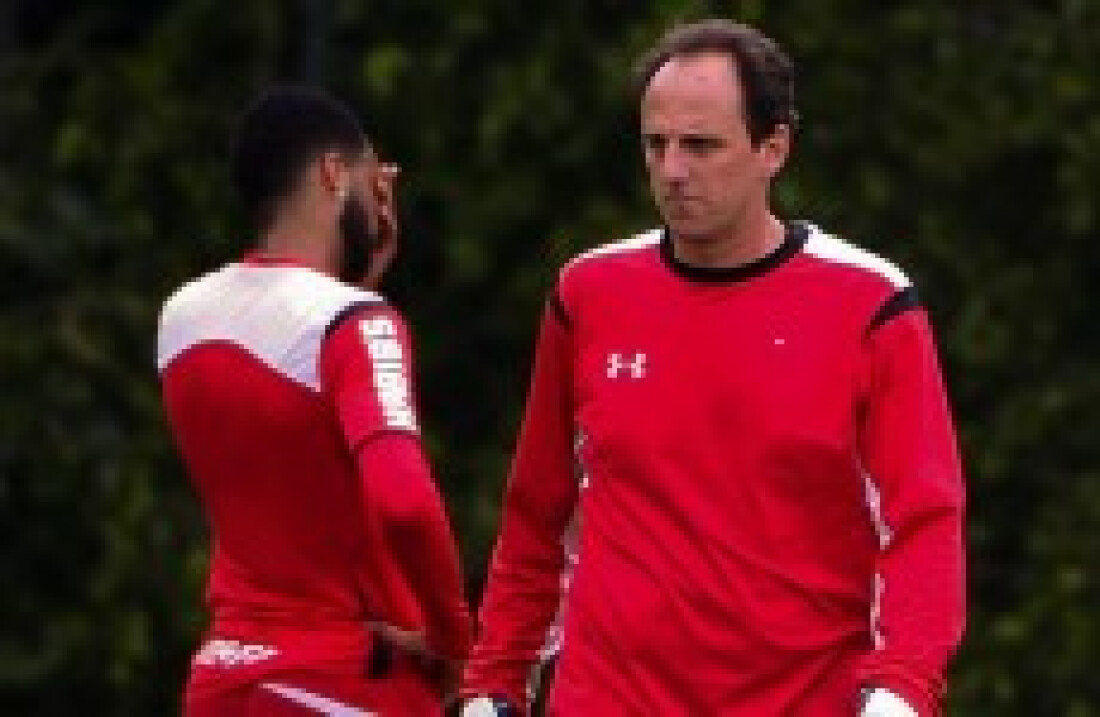 Rogério Ceni treina e deve jogar contra o Internacional