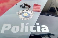 Homem é preso após assaltar joalheria