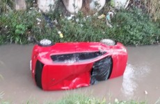 Carro cai em córrego após fuga em Itaquá