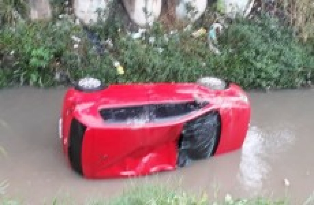 Carro cai em córrego após fuga em Itaquá
