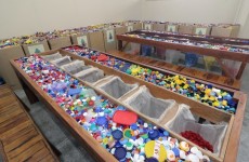 Voluntários começam a separar tampinhas