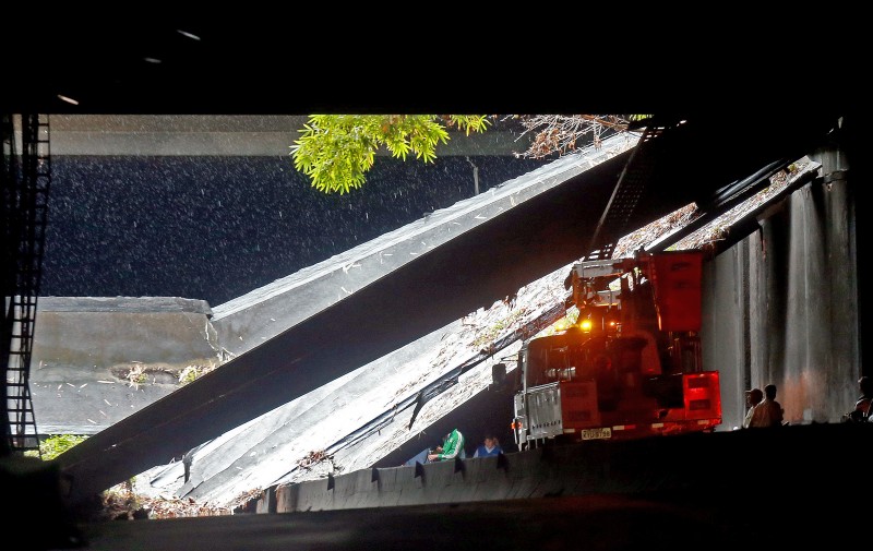 Parte de teto de túnel cai em ônibus do Rio