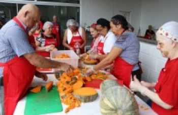 Abelhinhas e zangões recebem a visita de festeiros e capitães