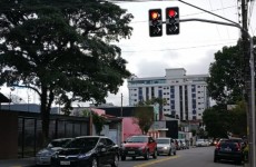 Semáforo melhora o trânsito na avenida Laurinda Cardoso