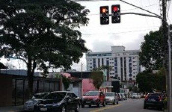 Semáforo melhora o trânsito na avenida Laurinda Cardoso