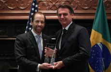 Bolsonaro recebe prêmio e bate continência à bandeira dos EUA