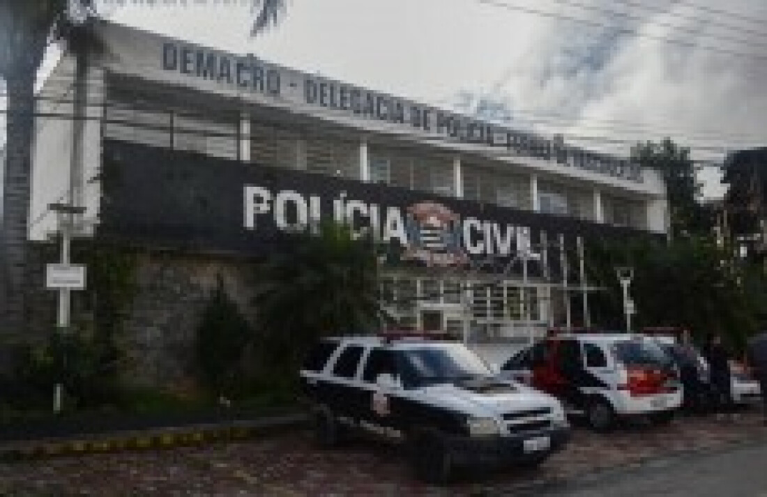 Estudante posta vídeo comameaças a colegas de escola