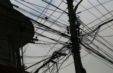 Moradores bloqueiam via porcorte em "gatos" de energia