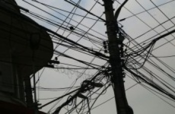 Moradores bloqueiam via porcorte em "gatos" de energia