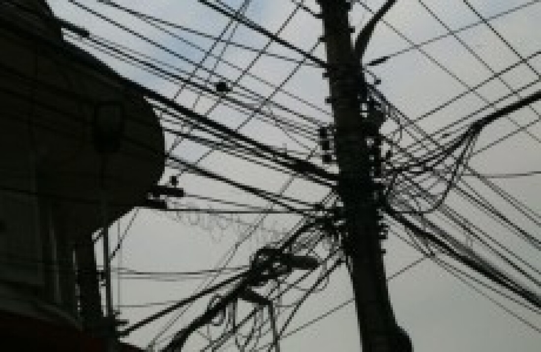 Moradores bloqueiam via porcorte em "gatos" de energia