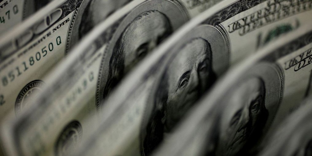 Dólar cai para R$ 5,14 com entrada de fluxos no país