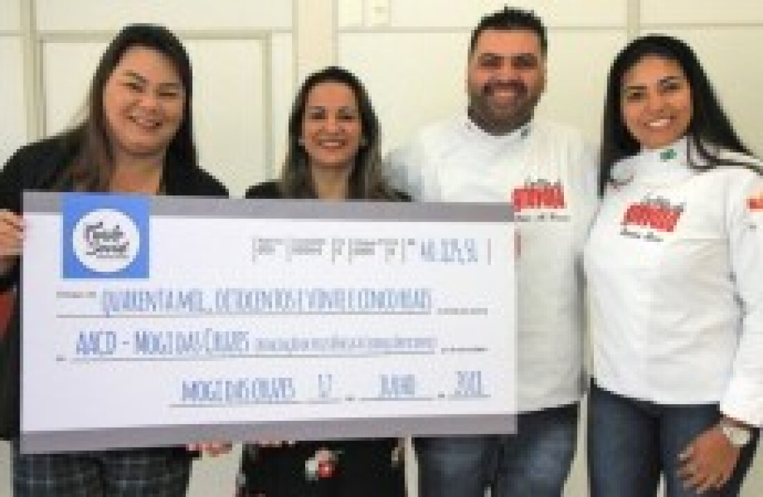 Fundo Social entrega cheque de R$ 40 mil à AACD de Mogi