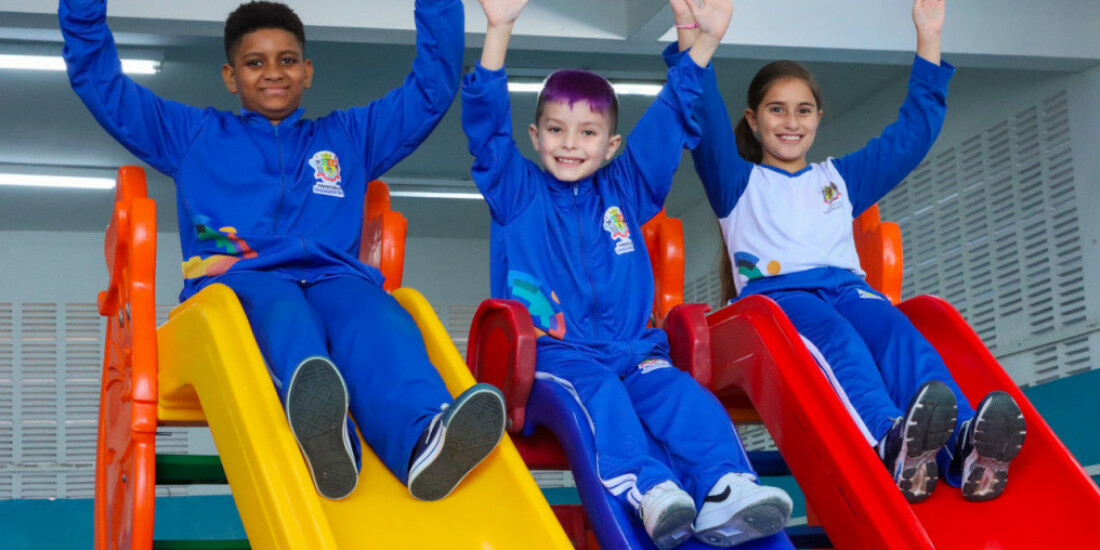 Escolas recebem kit inverno dos uniformes