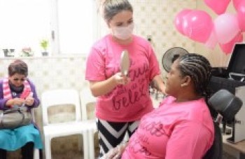 Mulheres recebem atenção especial no 'Dia da Beleza'