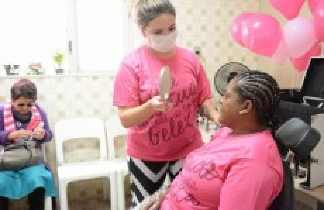 Mulheres recebem atenção especial no 'Dia da Beleza'