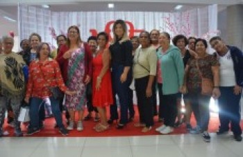Idosos participam de evento em alusão ao Dia das Mães