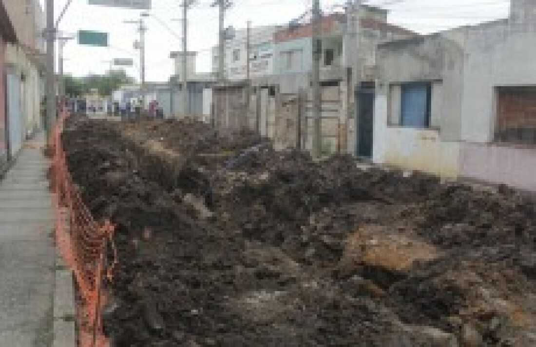 Obra no centro é interrompida após desmoronamento do solo