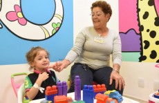 Trabalho voluntário em hospital ajuda a minimizar saudade da neta