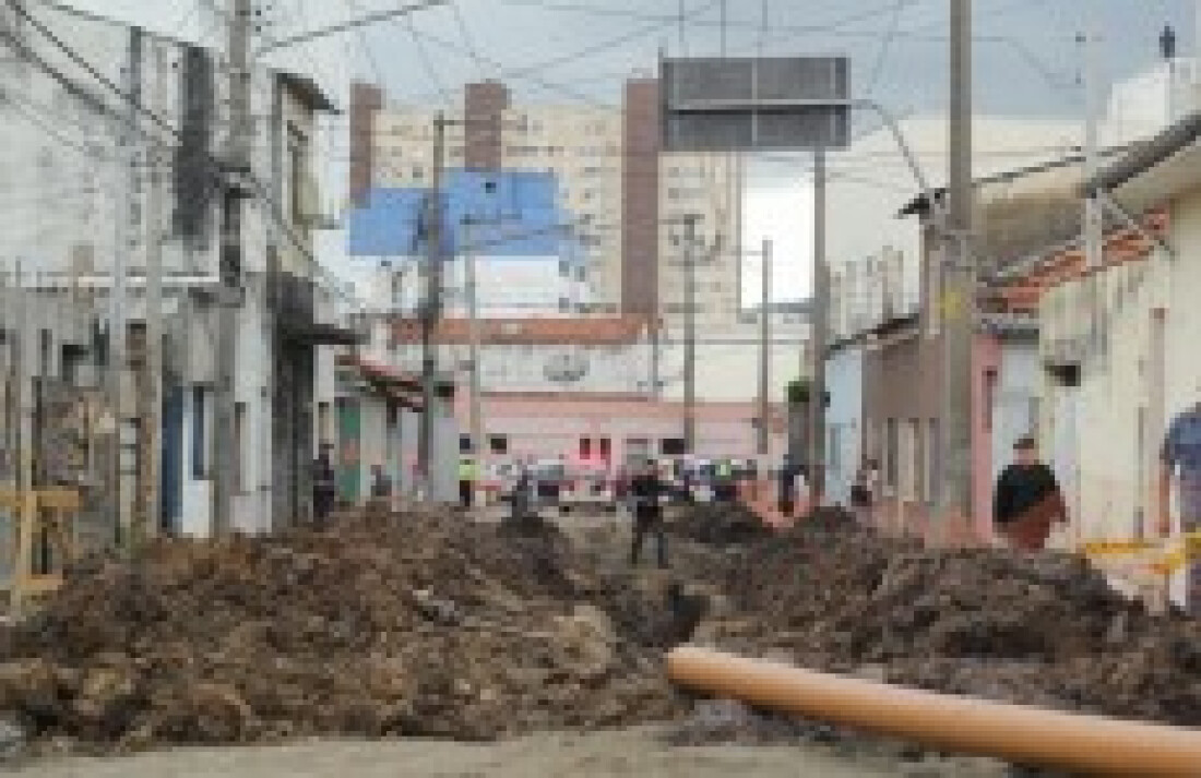 Operário do Semae morre após rua da região central desabar