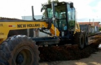 Rua começa a receber nivelamento de asfalto