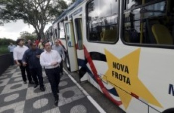 Cidade recebe dez novos ônibus
