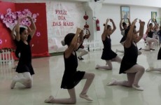 Alunos homenageiam mães com apresentações artísticas