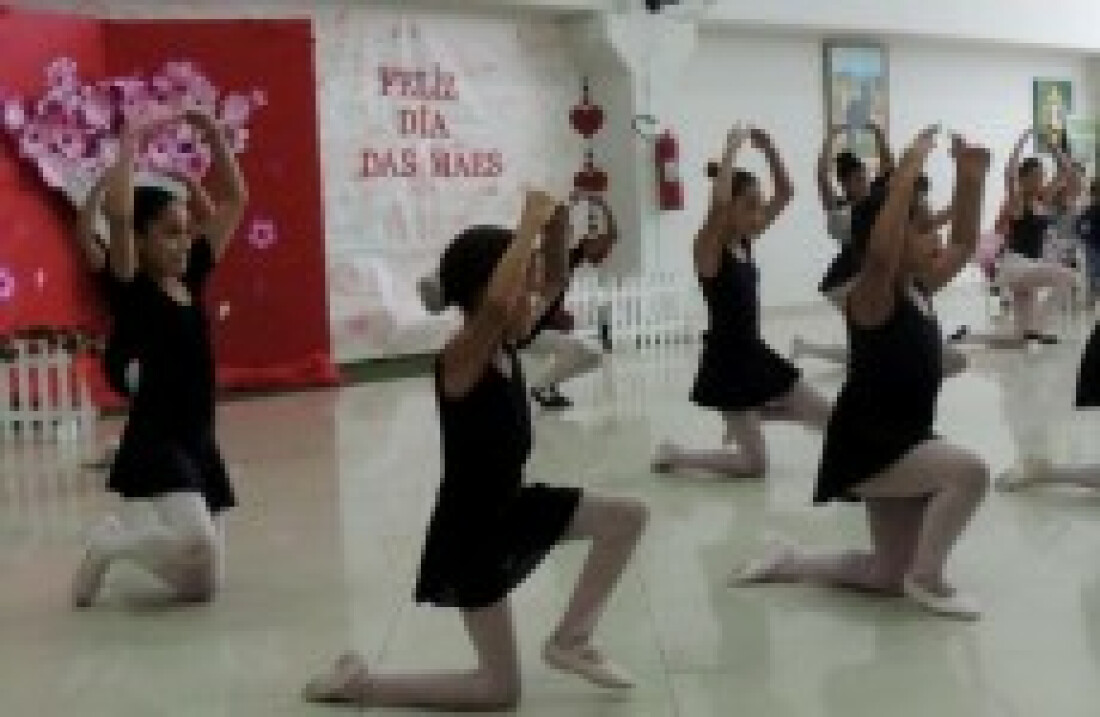 Alunos homenageiam mães com apresentações artísticas