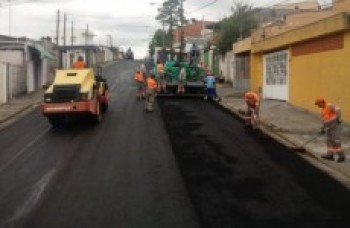 Via do bairro Mogi Moderno recebe camada de asfalto