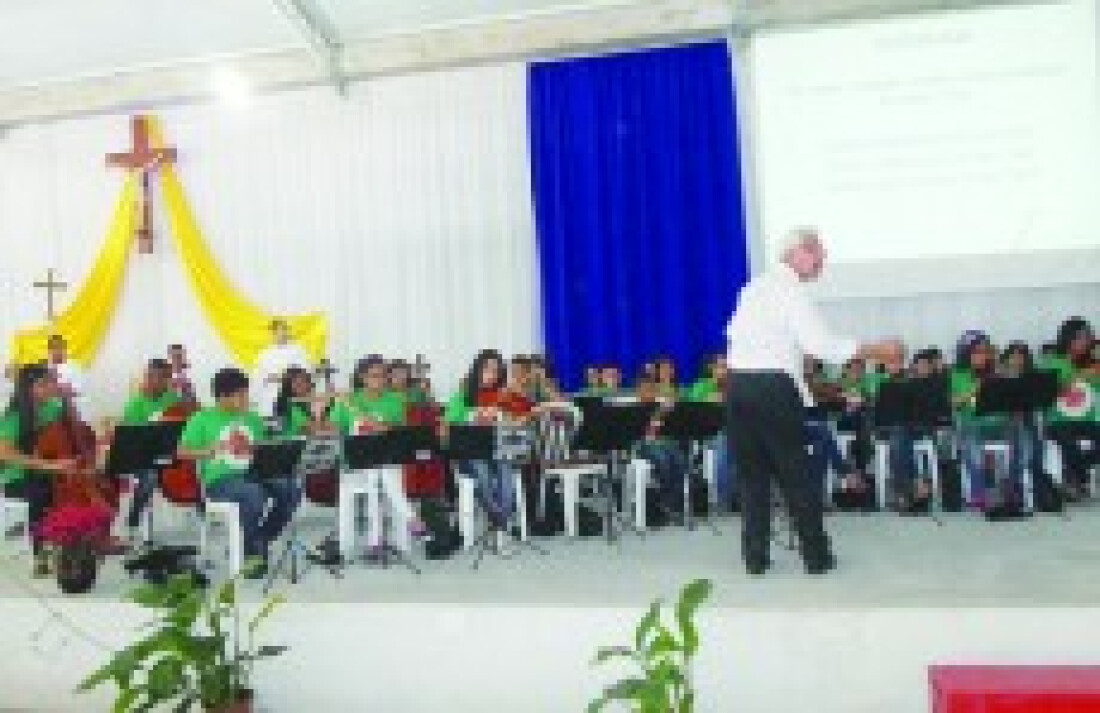 Maestro Lázaro José de Oliveira comanda projeto musical em Ferraz