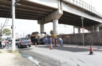 Avenida Anchieta recebe operação tapa-buraco