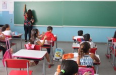 Bloqueio de recursos do ensino básico contradiz discurso do MEC