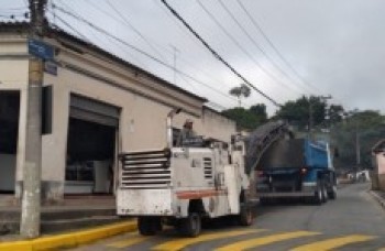 Avenida de acesso a Sabaúna recebe serviços de fresagem