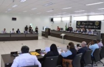 Vereadores aprovam suspensão para definir coletora de lixo