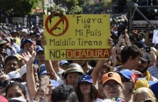 Guaidó mobiliza parte dos militares, mas Maduro resiste