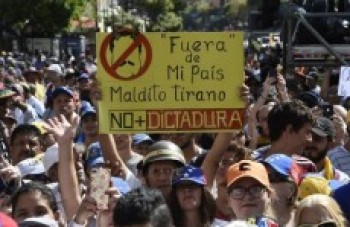 Guaidó mobiliza parte dos militares, mas Maduro resiste