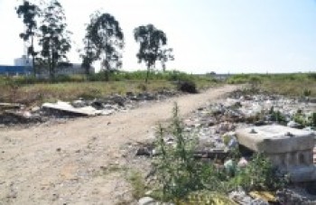 terreno volta a acumular mato, entulho e usuários de droga