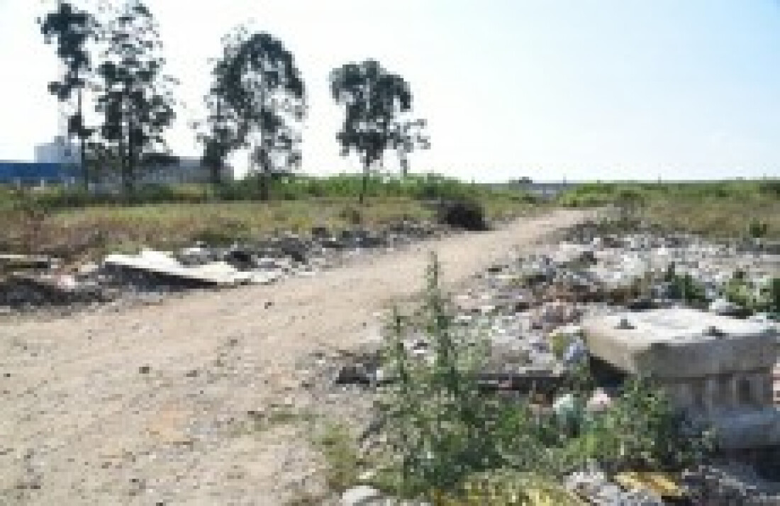 terreno volta a acumular mato, entulho e usuários de droga