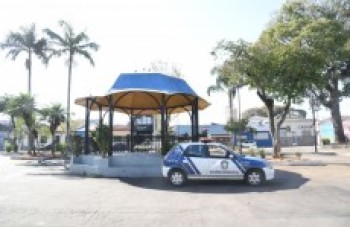 Pessoas em situação de rua deixam o Largo Bom Jesus